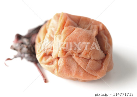 赤紫蘇と梅干しを白背景に直置きで撮影 赤紫蘇と梅干しを白背景に直置きで撮影 114771715