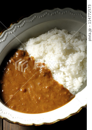 シンプルなカレーライスの単品撮影 シンプルなカレーライスの単品撮影 114772573