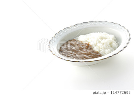 シンプルなカレーライスを白背景で単品撮影 シンプルなカレーライスを白背景で単品撮影 114772695
