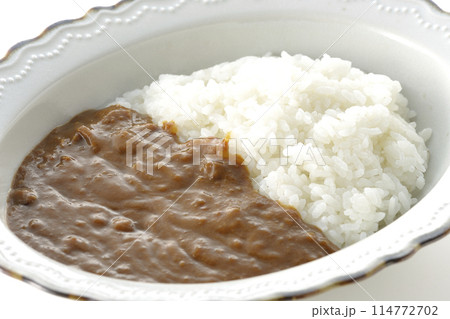シンプルなカレーライスを白背景で単品撮影 シンプルなカレーライスを白背景で単品撮影 114772702