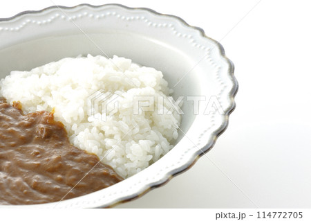 シンプルなカレーライスを白背景で単品撮影 シンプルなカレーライスを白背景で単品撮影 114772705