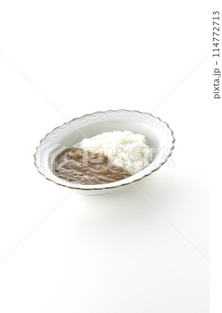 シンプルなカレーライスを白背景で単品撮影 114772713
