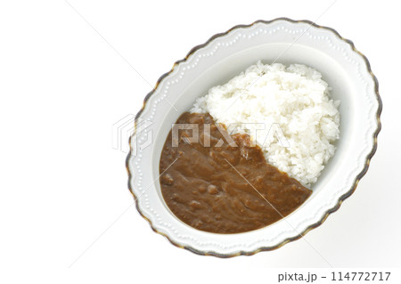 シンプルなカレーライスを白背景で単品撮影 シンプルなカレーライスを白背景で単品撮影 114772717