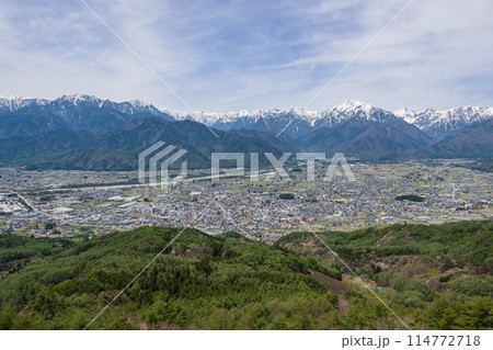 鷹狩山から望む大町盆地と残雪の北アルプスの山並み 114772718