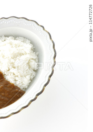 シンプルなカレーライスを白背景で単品撮影 シンプルなカレーライスを白背景で単品撮影 114772726