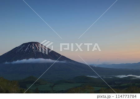 朝焼けに染まる羊蹄山 114773784