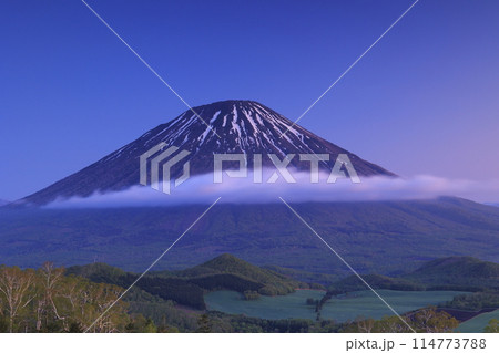 留寿都から見た夏の羊蹄山 留寿都から見た夏の羊蹄山 114773788