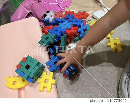 ブロックで遊ぶ子ども ブロックで遊ぶ子ども 114773943