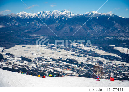 美しい雪山と晴天のゲレンデ 美しい雪山と晴天のゲレンデ 114774314
