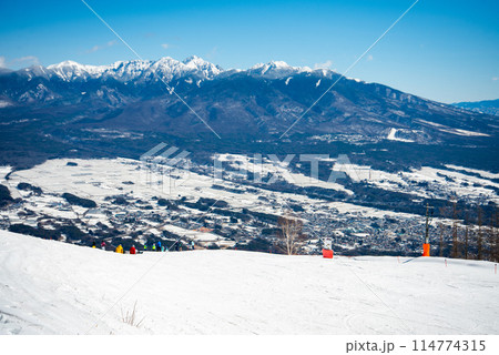 美しい雪山と晴天のゲレンデ 114774315