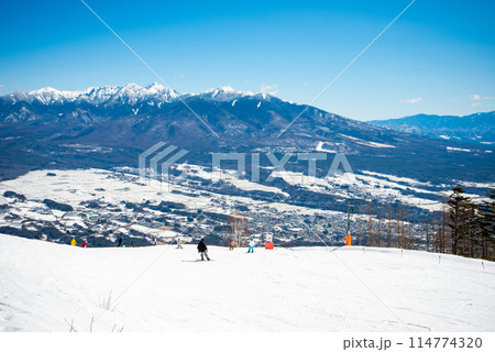 美しい雪山と晴天のゲレンデ 114774320