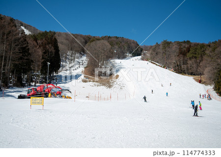 美しい雪山と晴天のゲレンデ 114774333