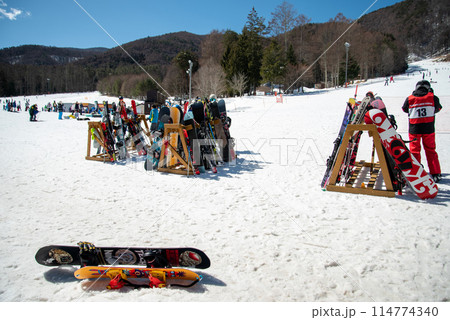 美しい雪山と晴天のゲレンデ 美しい雪山と晴天のゲレンデ 114774340