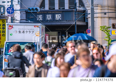 日本の東京都市景観 復活インバウンド…外国人観光客らで賑わう浅草駅前などを望む＝5月3日 114774378