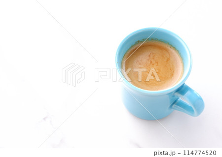 エスプレッソと牛乳を混ぜたカフェ・ラッテ 114774520