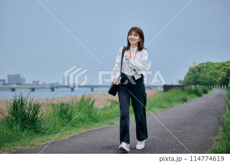 川沿いを走る若い女性 114774619