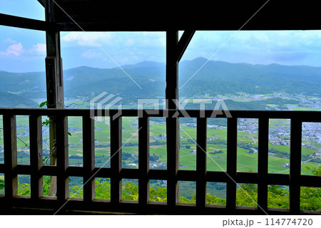 東北・遠野・高清水展望台・展望台から田畑が広がる風光明媚な景色を眺めるイメージ・岩手県遠野市(1) 114774720