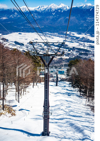 晴天のスキー場で動いているゴンドラの美しい風景 114774729