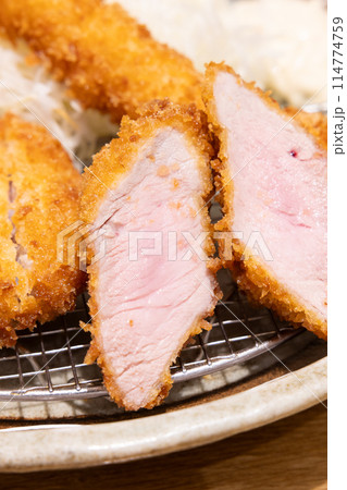 おいしいトンカツが入ったミックスフライ 114774759