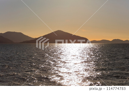 【香川県】観光船から見たキラキラ輝く(瀬戸内海、瀬戸内)の夕景 【香川県】観光船から見たキラキラ輝く(瀬戸内海、瀬戸内)の夕景 114774783