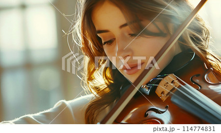 バイオリンを演奏する女性 バイオリンを演奏する女性 114774831