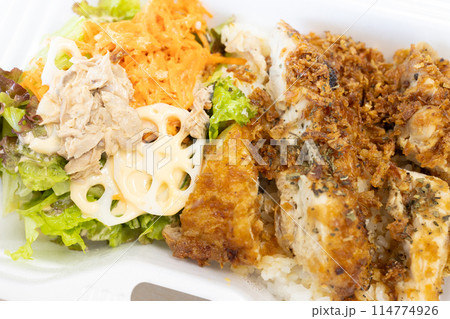 おいしいチキングリルとサラダの弁当 114774926