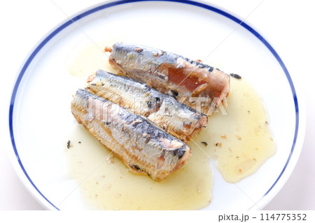 新鮮なイワシをオリーブオイルに漬けたオイルサーディン 114775352