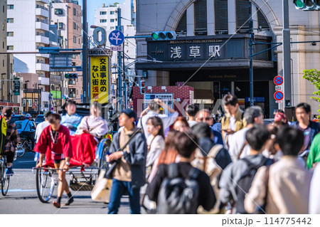 日本の東京都市景観 観光客らで賑わう浅草駅前などを望む。人力車も人気…=5月3日 日本の東京都市景観 観光客らで賑わう浅草駅前などを望む。人力車も人気…=5月3日 114775442