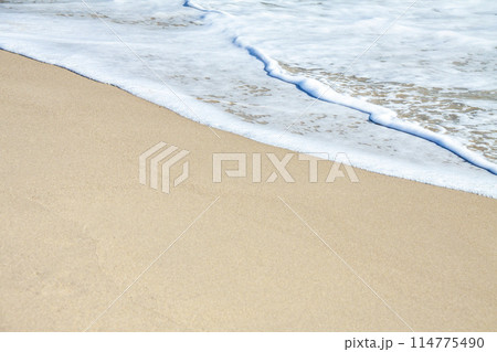 美しい砂浜に打ち寄せる波 114775490