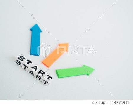 スタートの文字と矢印　コピースペース 114775491