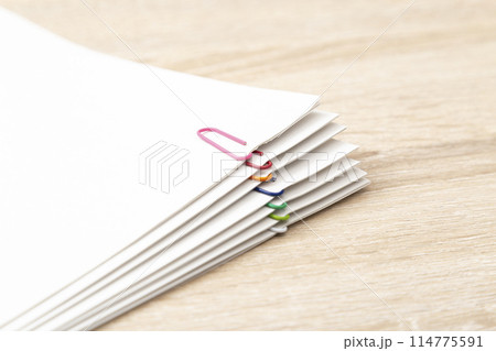 クリップでまとめられた書類 114775591