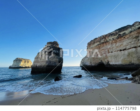 Beautiful seascape with beach, cliffs and ocean. Ferragudo, Portugal 114775798