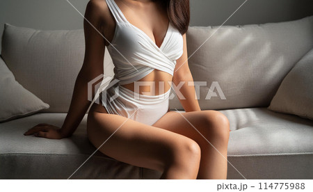 白いランジェリー姿のグラマラスな女性 114775988