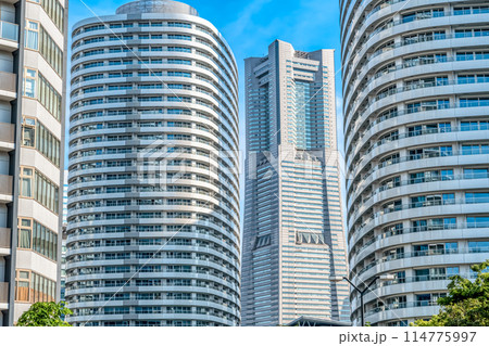 横浜みなとみらいの都市風景　ランドマークタワーとタワーマンション 114775997