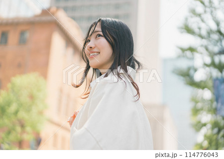 休日に都会を街歩きする若い女性 114776043