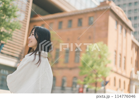 休日に都会を街歩きする若い女性 114776046