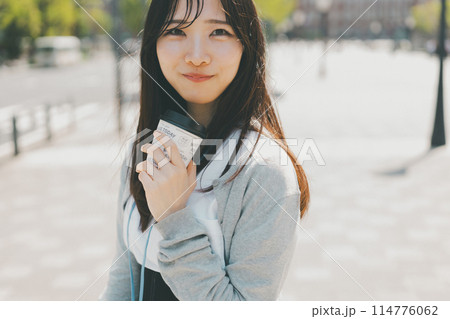 ホットコーヒーをテイクアウトした働く女性 114776062