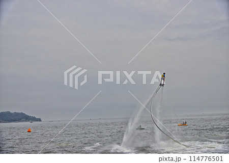 【神奈川】横須賀　うみかぜカーニバルのフライボード 114776501