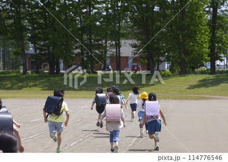 ランドセルを背負って走っていく子供達 114776546