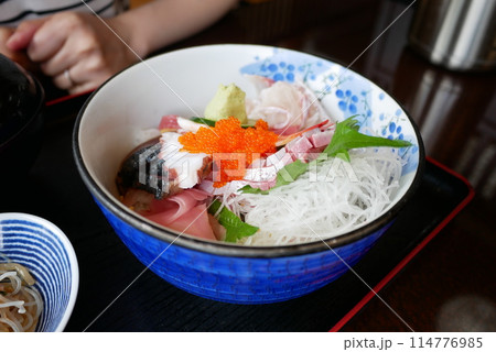 新鮮な海鮮丼 114776985