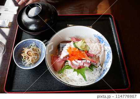 新鮮な海鮮丼 114776987