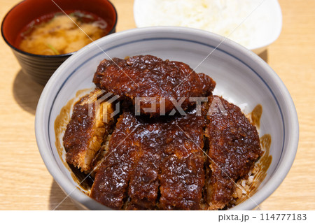 おいしい味噌かつ丼 114777183