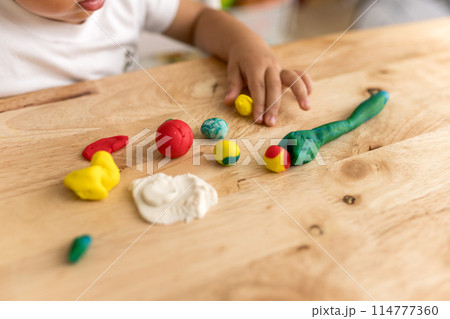 粘土と子供 114777360
