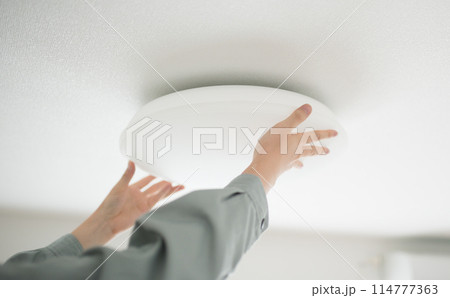 室内の照明　シーリングライト 114777363