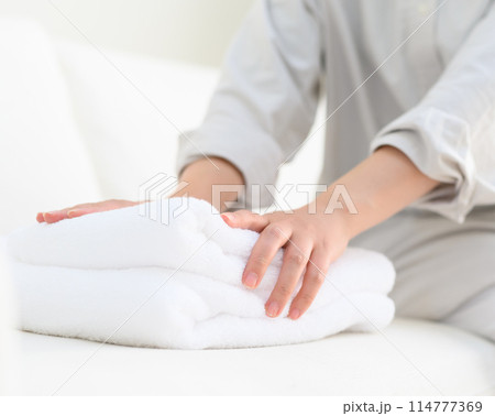 タオルをたたむ女性 タオルをたたむ女性 114777369