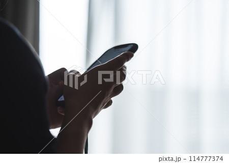 スマートフォンと女性 スマートフォンと女性 114777374