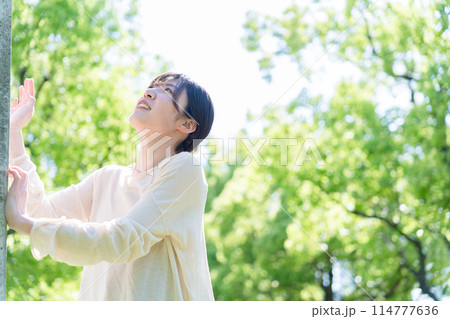 公園で深呼吸する女性 公園で深呼吸する女性 114777636
