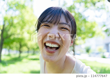 森林で笑う女性 114777647