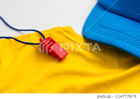 プールなどのスタッフのユニフォーム 114777674