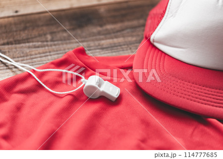 プールなどのスタッフのユニフォーム プールなどのスタッフのユニフォーム 114777685